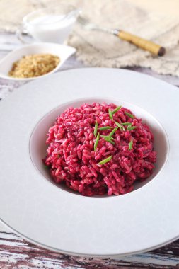 Pembe pirinç. Kahverengi pirinçli pancar pilavı badem sütlü, soğan soslu. Diyet yemek..