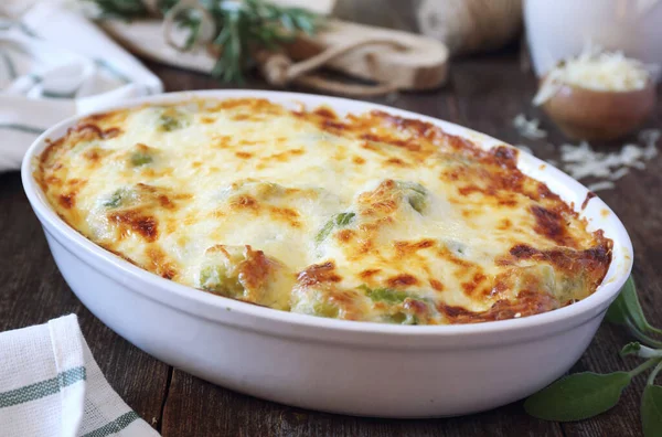 Gemüse Rosenkohl Mit Käse Keramischem Backgeschirr Auf Holztisch — Stockfoto