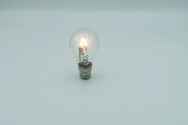 Une Ampoule Électrique Illuminant Fond Blanc — Photo