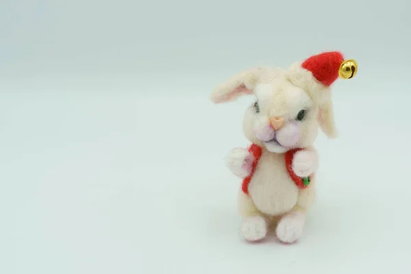 Kesik bir Noel süslemesi oyuncak el yapımı bir tavşan gibiydi.