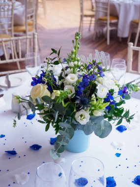 Düğün çiçekleri masanın üstünde. 