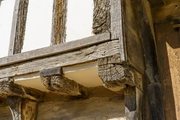 Lacock 'taki Tudor binalarını inşa etmenin geleneksel yolu, meşe panelleri ve alçıların Tudor inşaatı.