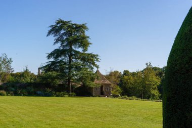 İngiltere 'deki büyük Chalfield Malikanesi, bir Tudor binası ve arazisi.