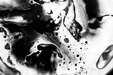 Soyut mürekkep arka plan. Su sıvı boya hareketli. Kaotik hareket beyaz soyut şekillerde. Sanatsal yaratıcı el yapımı illüstrasyon. Minimalist tarzı.