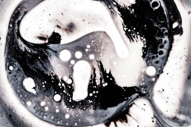 Küçük kabarcıklar ile benzersiz mürekkep arka plan. Siyah ve beyaz sıvı karışımı. Yaratıcı gerçekçi desen. Metin için yer. Soyut sanat duvar kağıdı. Küçük ayrıntılar, şeffaf ve kremsi kombinasyonu