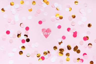 Sevgililer günü, aşk pembe tebrik arka plan. Düz renkli nokta deseni ile yatıyordu. Altın, kırmızı, pembe ve beyaz daireler. Romantik tema, parlak soyut konfeti şablon metin için yer ile.