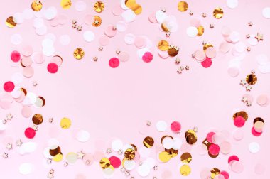 Sevgililer günü, aşk pembe tebrik arka plan. Düz renkli nokta deseni ile yatıyordu. Altın, kırmızı, pembe ve beyaz daireler. Romantik tema, parlak soyut konfeti şablon metin için yer ile.