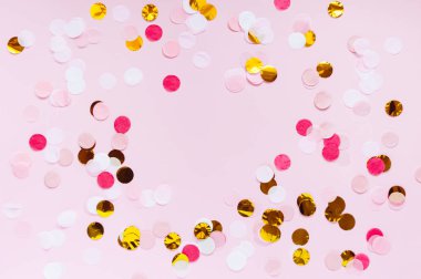 Sevgililer günü, aşk pembe tebrik arka plan. Düz renkli nokta deseni ile yatıyordu. Altın, kırmızı, pembe ve beyaz daireler. Romantik tema, parlak soyut konfeti şablon metin için yer ile.