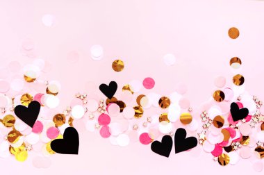 Sevgililer günü, aşk pembe tebrik arka plan. Düz renkli nokta deseni ile yatıyordu. Altın, kırmızı, pembe ve beyaz daireler. Romantik tema, parlak soyut konfeti şablon metin için yer ile.