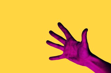 İzole el resmi sarı arka plan için. Pembe el kolaj stil. Metin için yer parlak pop sanat şablonu. Yaratıcı minimalist zemin.