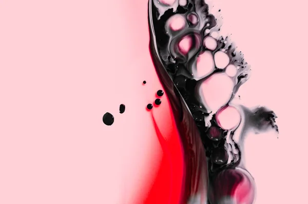 ピンクの背景に創造的な液体黒と赤のインク流体テクスチャ。ミニマルなトレンディなスタイル。手描きの壁紙。現代美術孤立した背景。ブラシスプラッタドット。イマジネーションゲーム — ストック写真