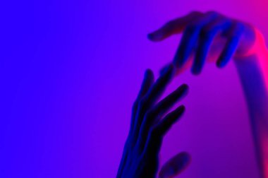 Renkli mavi, kırmızı, neon ışıklı eller.