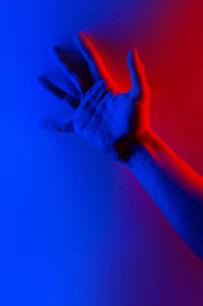 手握五彩缤纷的蓝色红色反差霓虹灯. 手拉手的男人 — 图库照片