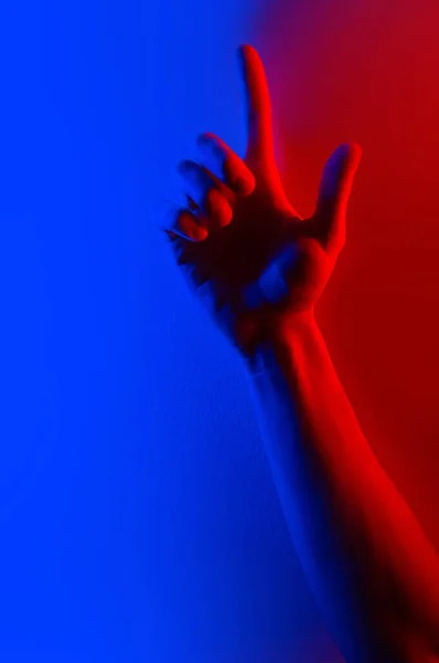 手握五彩缤纷的蓝色红色反差霓虹灯. 手拉手的男人 — 图库照片