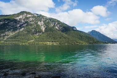 Pertisau 'dan güzel dağ gölü Achensee' ye temiz suyla bak. 