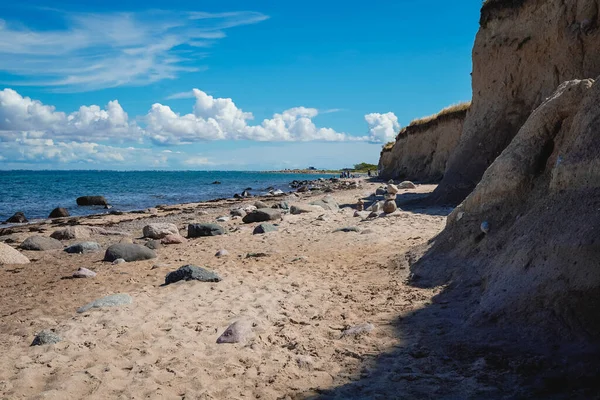 Almanya 'nın kuzeyinde Schleswig-Holstein eyâletinde, Heiligenhafen' in dik kıyıları Baltık Denizi 'nde turistik ilgi merkezi olarak kullanılıyor.