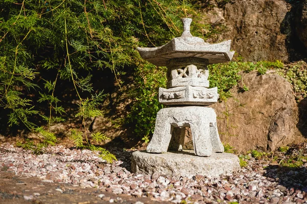 Pagoda taştan yapılmış Japon bahçesinde duruyor.