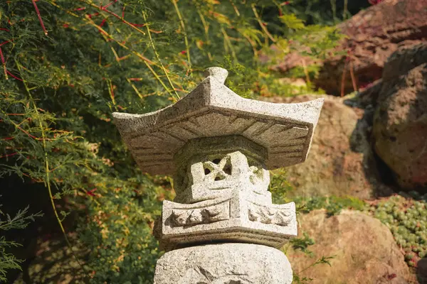 Pagoda taştan yapılmış Japon bahçesinde duruyor.