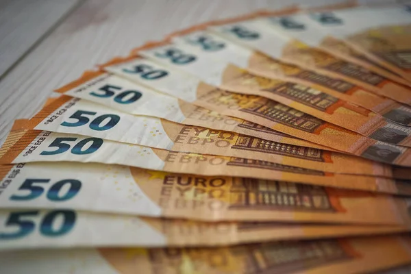 Nakit olarak birkaç 50 Euro.