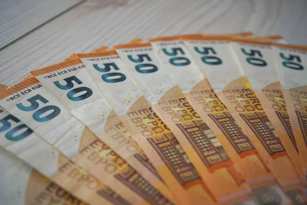 Nakit olarak birkaç 50 Euro.