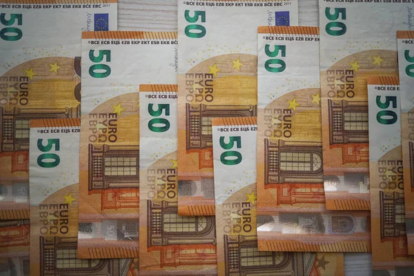 Nakit olarak birkaç 50 Euro.