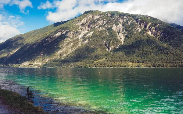 Pertisau 'dan Tyrol' daki güzel Achensee 'ye kristal berrak suyla dağ gölü gibi bak.