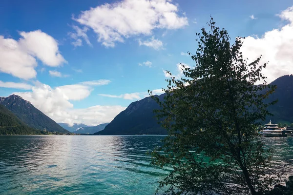 Pertisau sahilinden Avusturya 'daki Achensee' ye, Tyrol 'a, Alpler' deki en büyük dağ gölü olarak bakın..