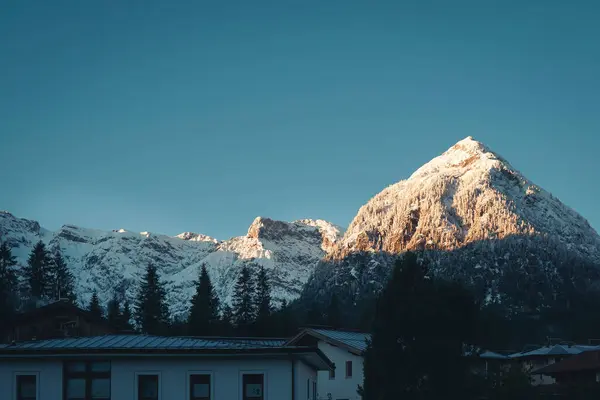Mavi gökyüzü ve sonbaharda Achensee Gölü 'ndeki Tyrol' deki karlı dağların manzarası.