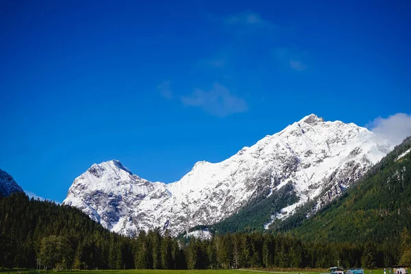 Mavi gökyüzü ve sonbaharda Achensee Gölü 'ndeki Tyrol' deki karlı dağların manzarası.