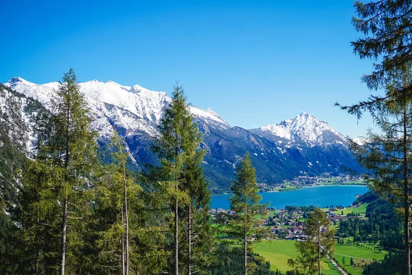 Avusturya 'nın Tyrol kentindeki Achensee Gölü' nde mavi gökyüzü ve karlı dağlar