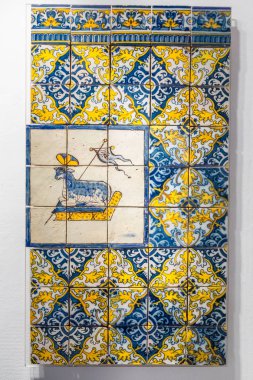 Tipik geleneksel dekorasyon cephe Lizbon. Azulejos geleneksel el yapımı seramik.