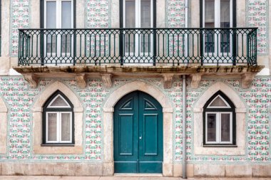 Tipik geleneksel dekorasyon cephe Lizbon. Azulejos geleneksel el yapımı seramik.