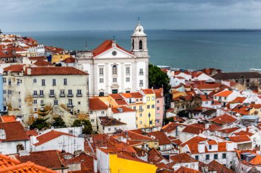 Alfama Lizbon çatılar görünümünü çeyrek dan miradouro de Santa Luzia.