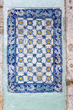 Tipik geleneksel dekorasyon cephe Lizbon. Azulejos geleneksel el yapımı seramik.