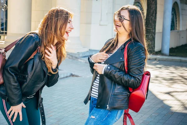 Yaşam tarzı söyleyip şaka, deli duygular, mutlu tatiller, en iyi arkadaş kız alışveriş günü güneşli görüntüsünü.