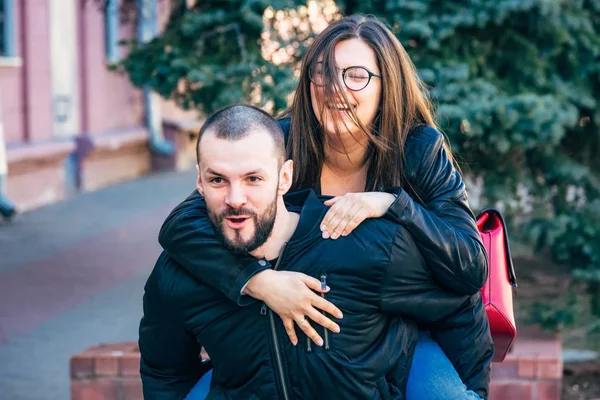 Pareja Sonriente Enamorada Aire Libre Joven Pareja Feliz Abrazándose Calle — Foto de Stock