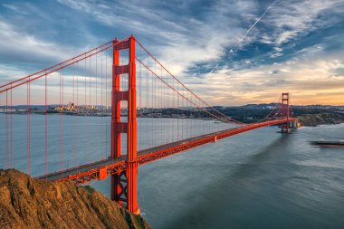 Ünlü Golden Gate Köprüsü San Francisco, ABD sihirli twilight saat vurdu.