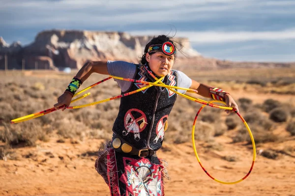 アメリカ合衆国 アリゾナ州ペイジ近く江戸下町伝統ダンス ペイジ アリゾナ州 アメリカ合衆国 2018 ナバホー人の戦士を実行します — ストック写真