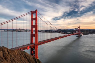 Ünlü Golden Gate Köprüsü San Francisco, ABD sihirli twilight saat vurdu.
