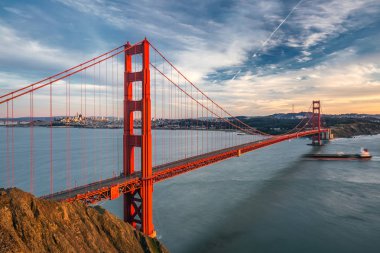 Ünlü Golden Gate Köprüsü San Francisco, ABD sihirli twilight saat vurdu.