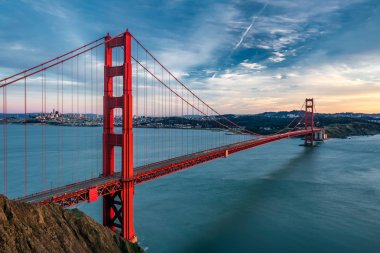 Ünlü Golden Gate Köprüsü San Francisco, ABD sihirli twilight saat vurdu.