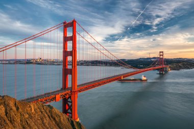 Ünlü Golden Gate Köprüsü San Francisco, ABD sihirli twilight saat vurdu.