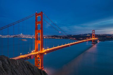 Ünlü Golden Gate Köprüsü San Francisco, ABD sihirli twilight saat vurdu.