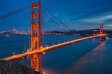 Ünlü Golden Gate Köprüsü San Francisco, ABD sihirli twilight saat vurdu.