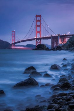 Ünlü Golden Gate Köprüsü San Francisco, ABD ile uzun pozlama güneş doğarken vurdu.