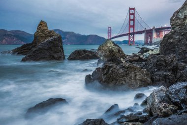 Ünlü Golden Gate Köprüsü San Francisco, ABD ile uzun pozlama güneş doğarken vurdu.