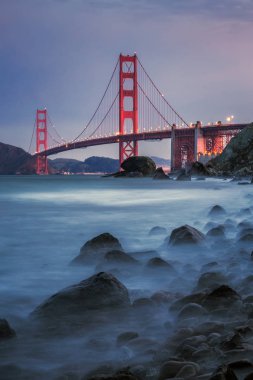 Ünlü Golden Gate Köprüsü San Francisco, ABD ile uzun pozlama güneş doğarken vurdu.