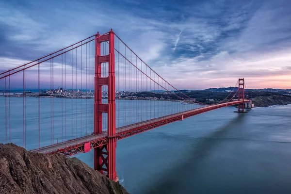 Ünlü Golden Gate Köprüsü San Francisco, ABD sihirli twilight saat vurdu.