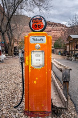 Moab, Utah, Amerika Birleşik Devletleri - 20 Ocak 2018: Klasik benzin istasyonu turuncu renk rota 66.