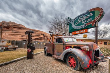 Moab, Utah, Amerika Birleşik Devletleri - 20 Ocak 2018: Eski paslı araba.